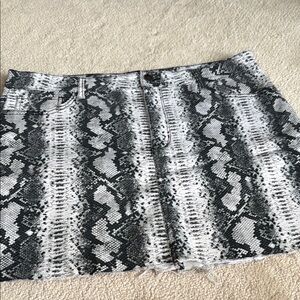 Stylish Black and White Snake Print Skirt